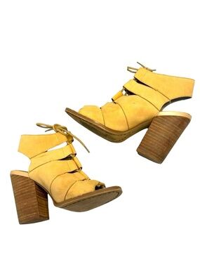 Hinge Drea Leather Open Toe Block Heel Sandals Size 5.5 Mustard
